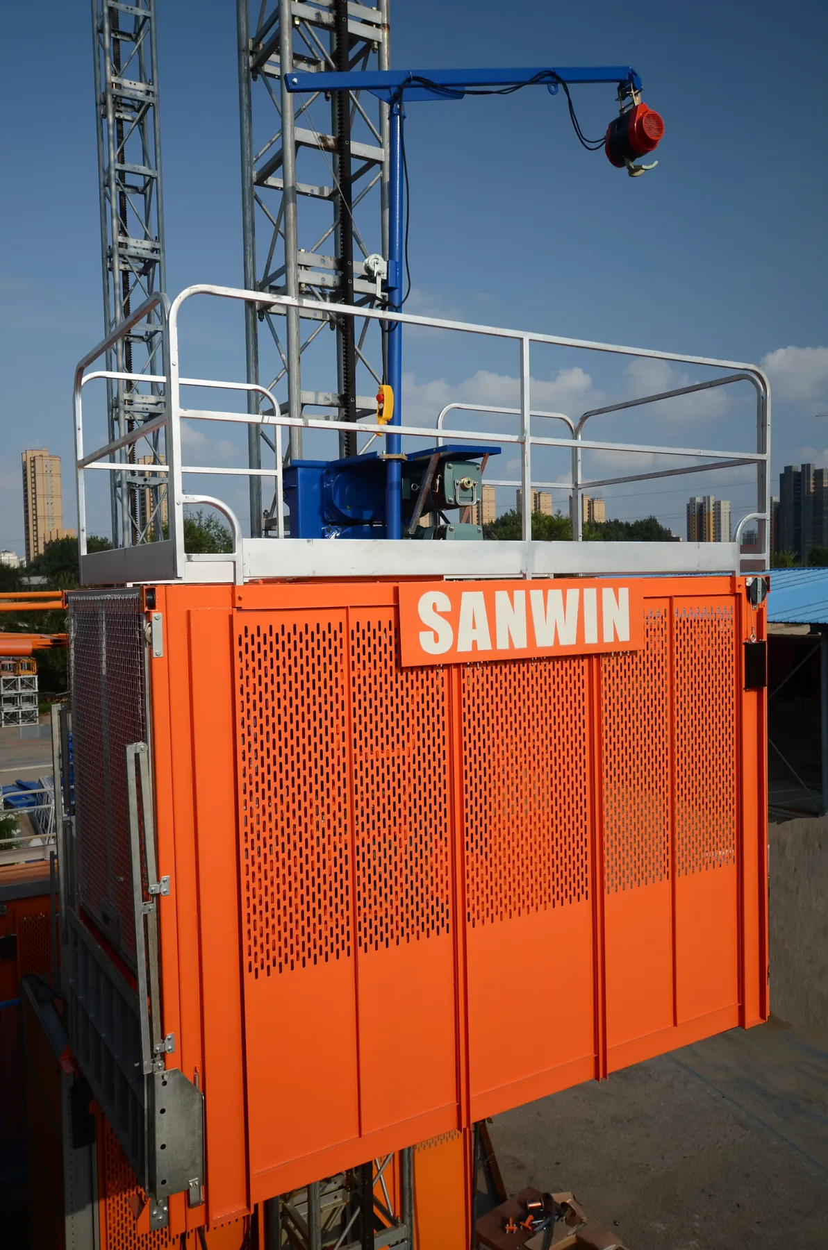SANWIN 橙色施工升降机吊笼