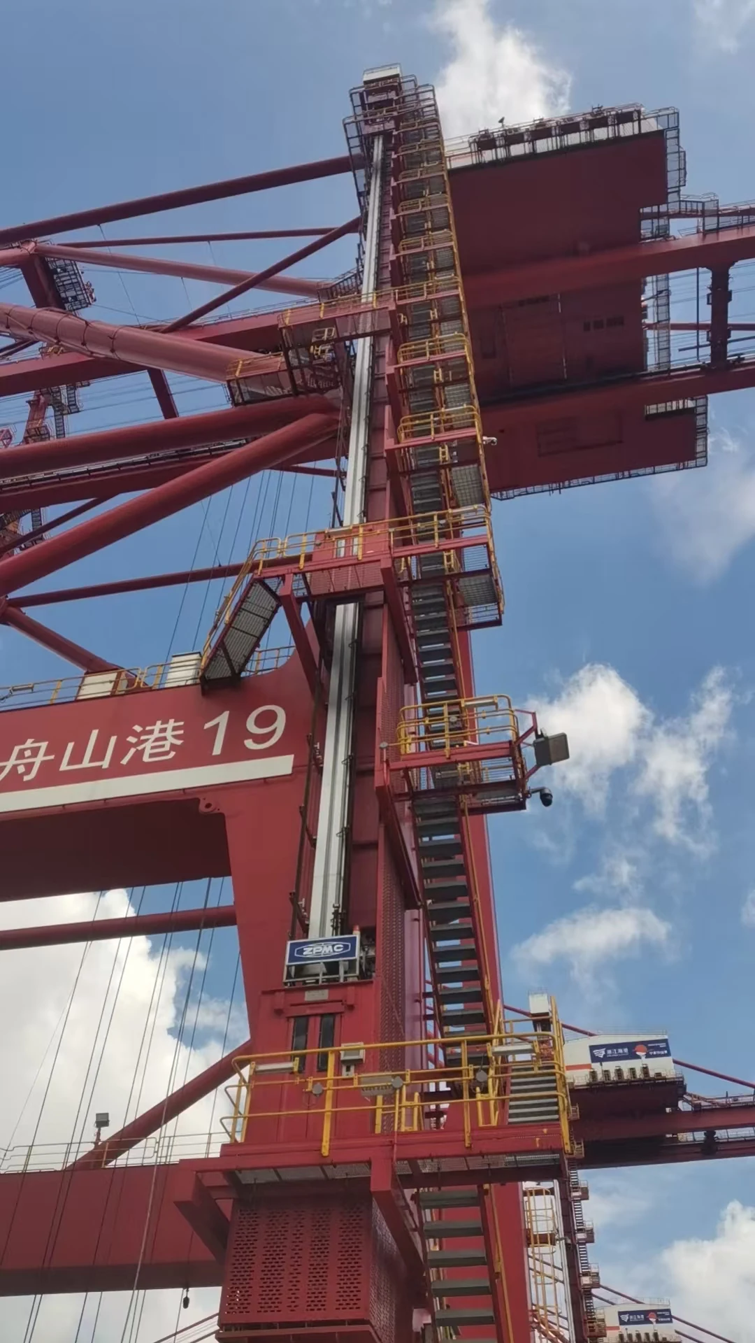 港口起重机上的钢丝绳电梯